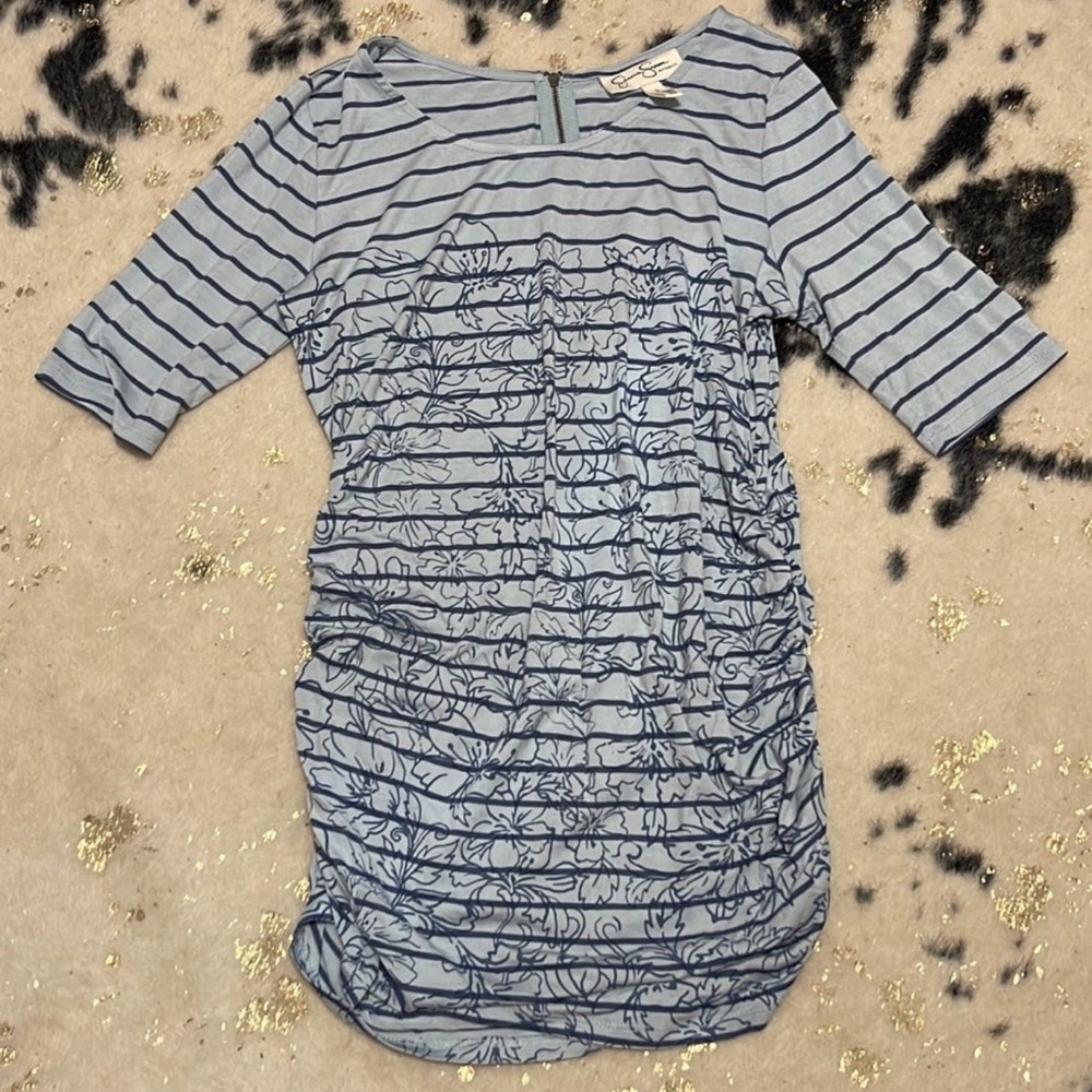 Jessica Simpson maternity shirt